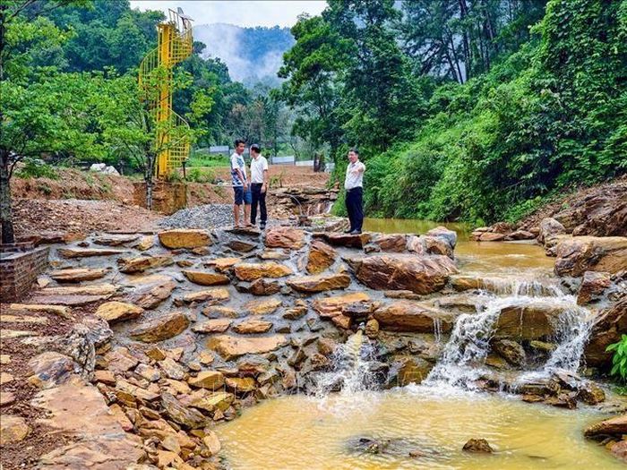 Ông Nguyễn Văn Toàn, Phó Chủ tịch UBND xã Kim Anh (Hà Nội), kiểm tra khu vực suối được kè đá, cải tạo cảnh quan trong rừng phòng hộ Sóc Sơn. Ảnh: Trung Nguyên/TTXVN