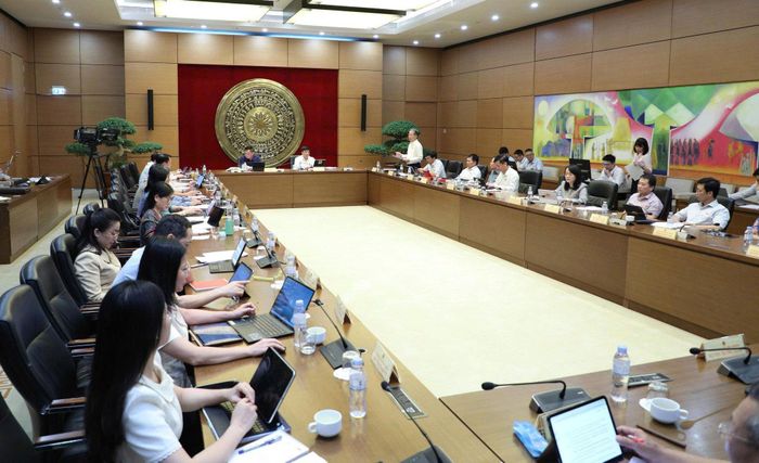 Quang cảnh buổi họp thảo luận Tổ về sửa đổi một số điều Luật Chuyển giao công nghệ