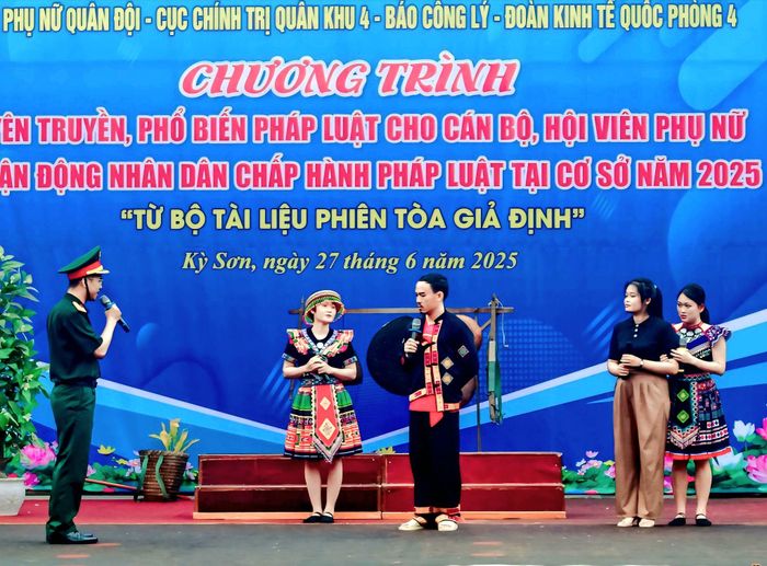 Tiểu phẩm “Số phận buộc ràng” tuyên truyền phòng, chống tảo hôn và hôn nhân cận huyết thống tại Chương trình “Từ bộ tài liệu phiên tòa giả định”. Ảnh: Hải Hoàng