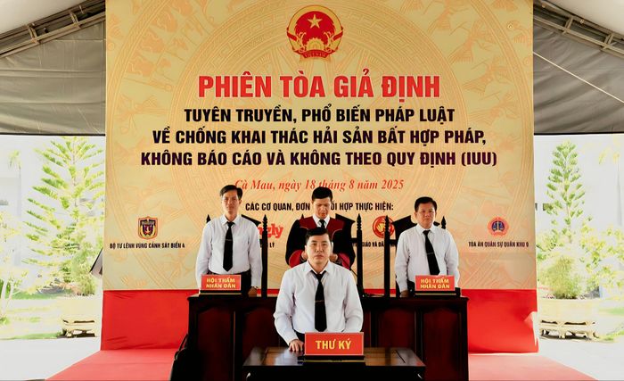 Bộ tư lệnh Vùng Cảnh sát biển 4 phối hợp tổ chức “Phiên tòa giả định” tuyên truyền chống khai thác IUU tại Cà Mau. Ảnh: Đức Thái