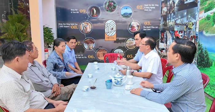 Lãnh đạo xã Nghĩa Trung, thành phố Đồng Nai gặp gỡ, trao đổi với người dân tại bàn trà, cà phê các buổi sáng trong tuần. Ảnh: Quang Minh