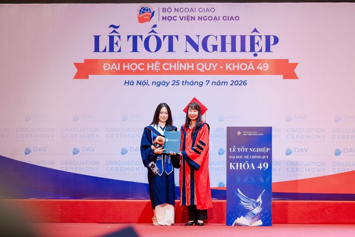 Buổi học Luật Biển quốc tế với PGS.TS. Nguyễn Thị Lan Anh trở thành bước ngoặt, giúp Hoàng Thủy Phương tìm thấy niềm yêu thích với những vấn đề pháp lý chuyên sâu. Ảnh: NVCC
