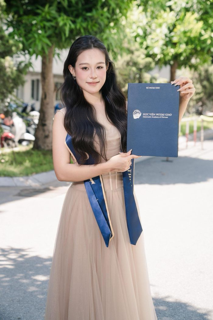 Hoàng Thủy Phương cho rằng điều khiến nữ sinh tự hào nhất sau 4 năm đại học không chỉ là danh hiệu thủ khoa, mà còn là việc bản thân đã dám bước ra khỏi vùng an toàn. Ảnh: NVCC