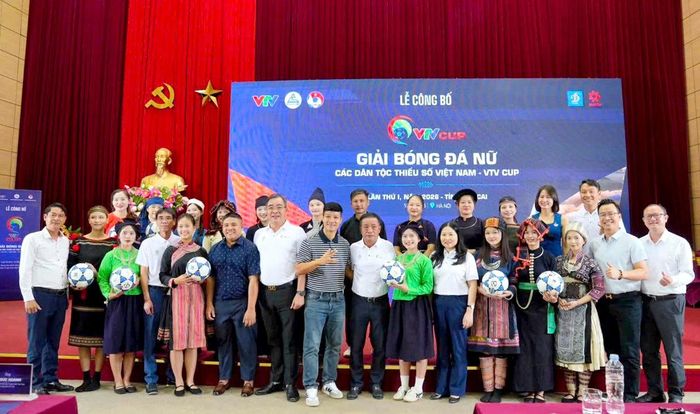 Các đại biểu chụp ảnh lưu niệm. Ảnh: laocai.gov.vn