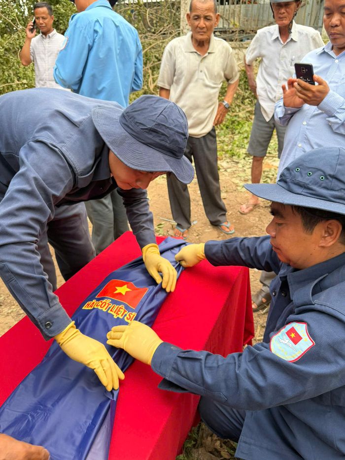 Cán bộ, chiến sĩ Đội K93 cẩn thận trong từng thao tác để đưa hài cốt liệt sĩ Nguyễn Văn Minh về nghĩa trang, chờ ngày cải táng. Ảnh: Phương Vũ