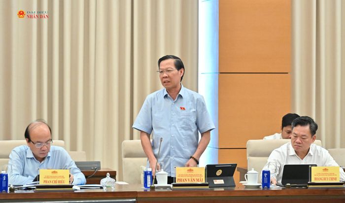 Chủ nhiệm Ủy ban Kinh tế và Tài chính Phan Văn Mãi phát biểu. Ảnh: Quang Khánh