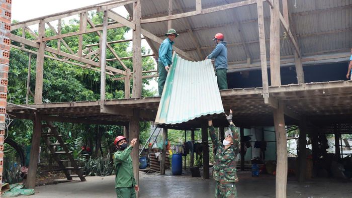 Mái tôn, khung nhà được người dân tháo dỡ, phân loại để chuẩn bị dựng lại tại nơi ở mới. Ảnh: Hữu Phúc