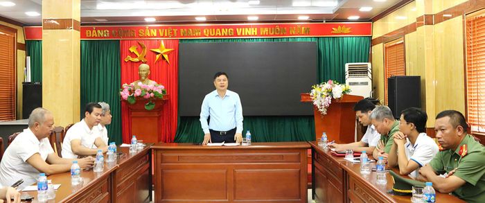 Ban Tổ chức họp sau buổi tổng duyệt. Ảnh: Dương Miền