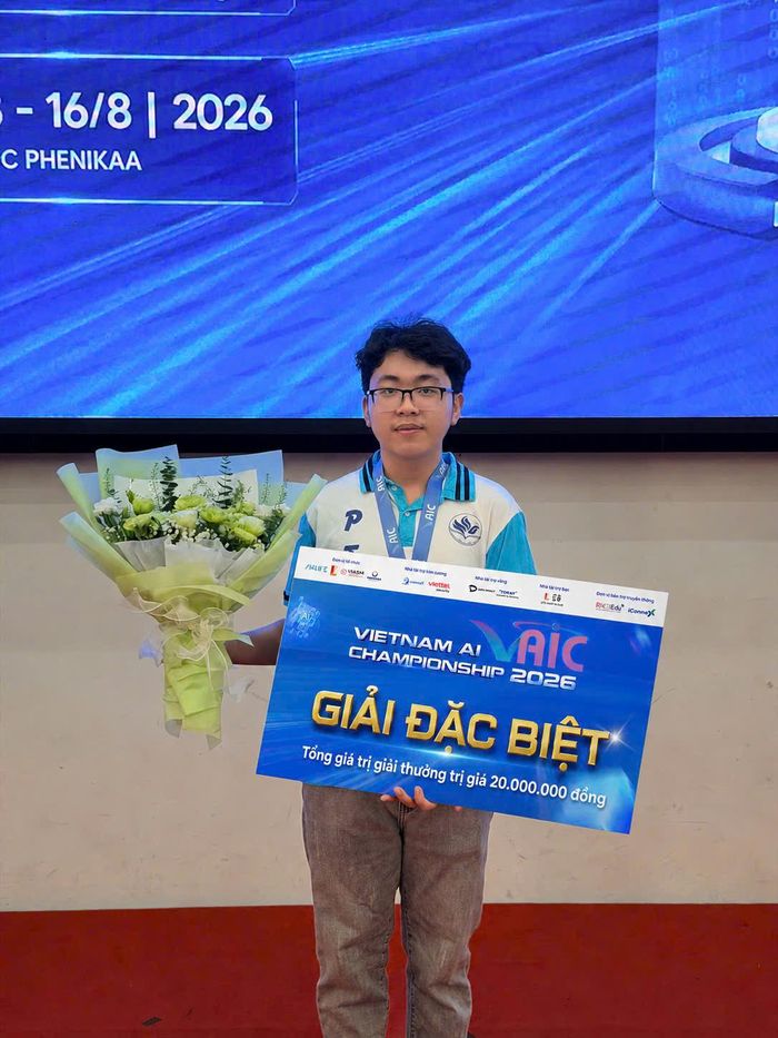 Thí sinh Trần Minh Hiếu, Trường Phổ thông Năng khiếu - Đại học Quốc gia TP. Hồ Chí Minh được trao Giải Đặc biệt của VAIC 2026.