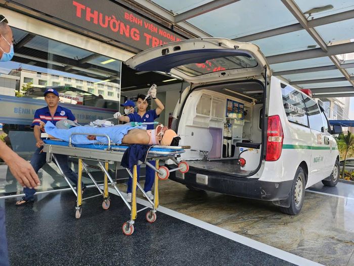 Nạn nhân bị thương nặng được chuyển sang Bệnh viện Hữu Nghị đa khoa Nghệ An điều trị. (Ảnh: N.T)
