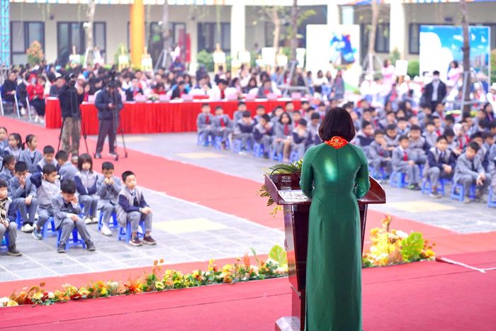 Cô Lê Thị Thu Hường, Bí thư Chi bộ - Hiệu trường Trường Tiểu học Đô thị Sài Đồng (Hà Nội)
