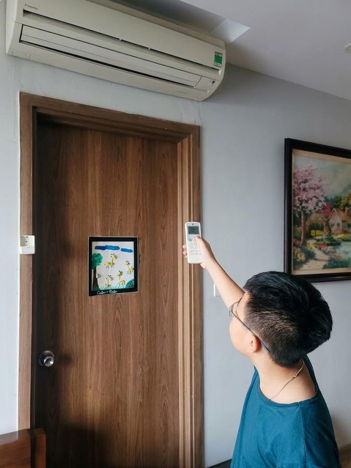 Không chỉ tự giác tắt thiết bị điện khi không sử dụng, Thế Sơn còn hướng dẫn bố mẹ, ông bà các chế độ điều chỉnh điều hòa phù hợp tiết kiệm điện nhất.