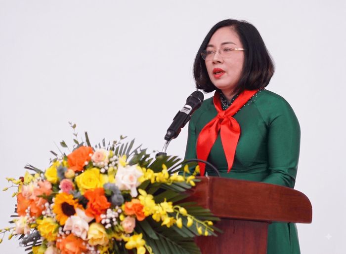 Cô Lê Thị Thu Hường, Bí thư Chi bộ - Hiệu trường Trường Tiểu học Đô thị Sài Đồng (Hà Nội)