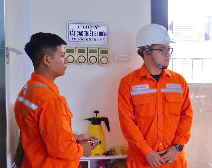 Tấm biển "Tắt các thiết bị điện trước khi ra về” tại các lớp học.