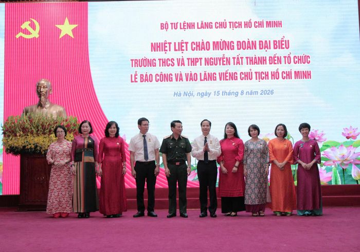 Thầy cô Trường THCS và THPT Nguyễn Tất Thành nhận Huy hiệu Bác Hồ do Thủ trưởng Bộ Tư lệnh Lăng Chủ tịch Hồ Chí Minh trao tặng.