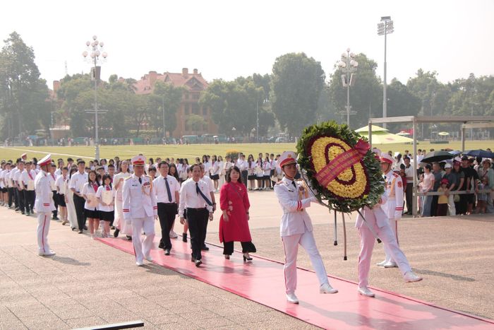 Đoàn thầy và trò Trường THCS và THPT Nguyễn Tất Thành dâng vòng hoa viếng Bác.