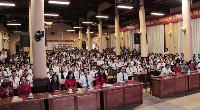 Thầy và trò nhà trường tìm hiểu về giá trị lịch sử, ý nghĩa chính trị của Công trình Lăng Chủ tịch Hồ Chí Minh.