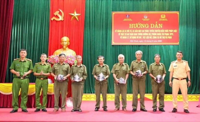 Tặng mũ bảo hiểm đảm bảo chất lượng cho lực lượng tham gia bảo đảm trật tự ở cơ sở.