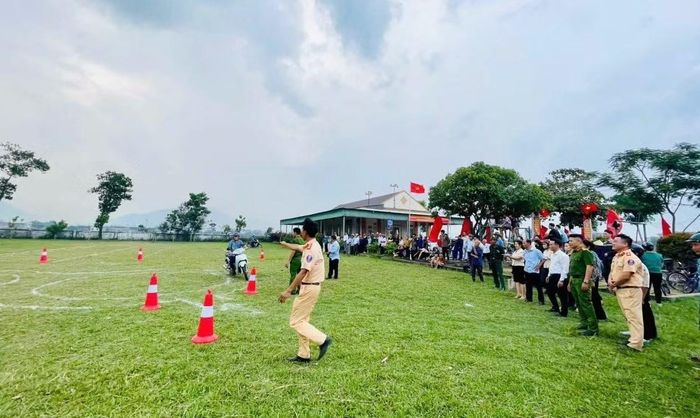 Phần thực hành lái xe an toàn được đông đảo người dân háo hức tham gia.