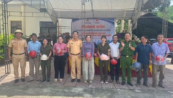Nhiều người dân cũng được nhận quà tại các buổi tuyên truyền, tập huấn đảm bảo lái xe an toàn.