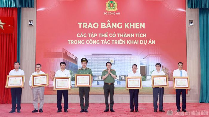 Bộ trưởng Lương Tam Quang trao Bằng khen của Bộ Công an tặng các tập thể, cá nhân có thành tích xuất sắc trong triển khai thực hiện Dự án.