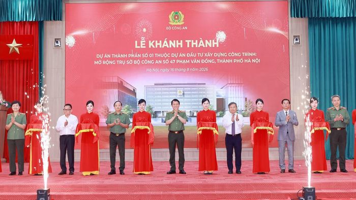 Bộ trưởng Lương Tam Quang, Thứ trưởng Đặng Hồng Đức và các đại biểu thực hiện nghi thức cắt băng khánh thành.