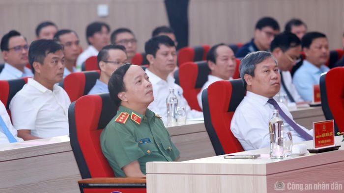 Bộ trưởng Lương Tam Quang, Thứ trưởng Đặng Hồng Đức và các đại biểu dự lễ khánh thành.