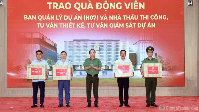 Thứ trưởng Đặng Hồng Đức trao quà tặng các đơn vị tham gia Dự án.