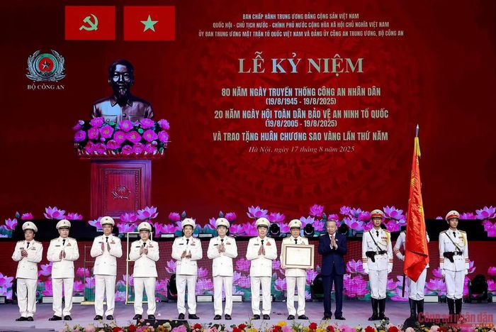 Tại Lễ kỷ niệm 80 năm Ngày truyền thống CAND Việt Nam và 20 năm Ngày hội Toàn dân bảo vệ an ninh Tổ quốc, sáng 17/8/2025, lực lượng CAND đã vinh dự đón nhận Huân chương Sao Vàng lần thứ 5. Tổng Bí thư Tô Lâm đã thay mặt lãnh đạo Đảng, Nhà nước gắn Huân chương Sao Vàng lên Cờ truyền thống của lực lượng CAND và trao Bằng Huân chương tặng các đồng chí lãnh đạo Bộ Công an.