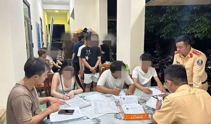 Cơ quan Công an làm việc với một số thanh, thiếu niên ngay trong rạng sáng 16/8.