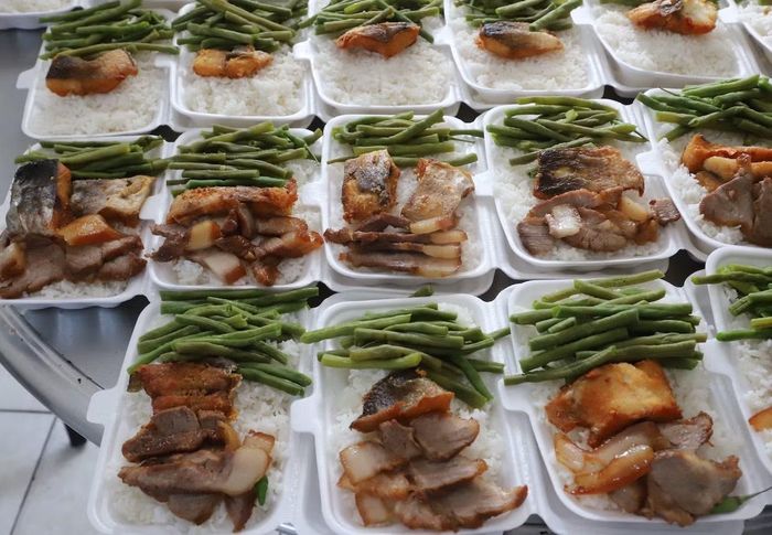 Các suất cơm đủ dinh dưỡng, bảo đảm vệ sinh an toàn thực phẩm.
