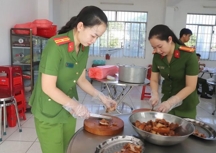 Dù bận rộn, ai nấy cũng đều vui vẻ chuẩn bị những phần ăn đảm bảo chất lượng, đủ dinh dưỡng để trao tặng các hoàn cảnh khó khăn.