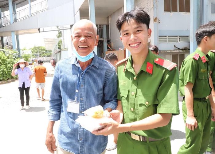Những hộp cơm được gửi đi, trao lại nụ cười, lời cảm ơn và cảm giác được sẻ chia của những người đang phải chống chọi với bệnh tật, khó khăn.