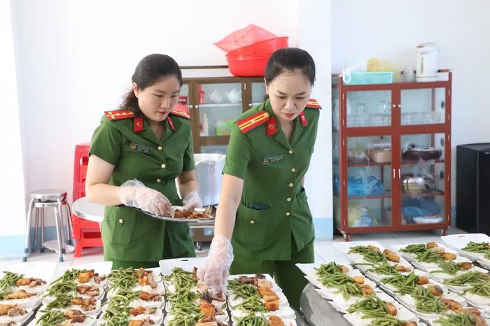 Mô hình "Bếp ăn yêu thương" nhận được sự đồng tình, hưởng ứng của cán bộ, chiến sĩ.