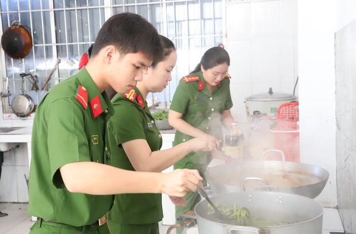 Cán bộ, chiến sĩ tất bật với việc chuẩn bị nguyên liệu, sơ chế, nấu ăn.