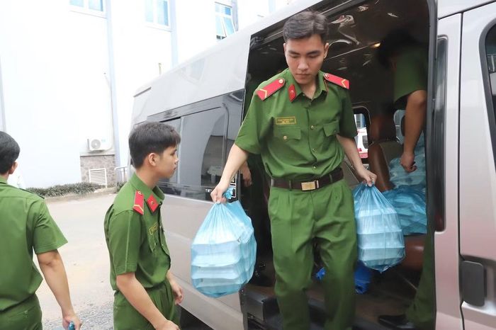 200 suất cơm đã được đóng hộp, chia thành từng phần để đưa đến Bệnh viện Đa khoa tỉnh Vĩnh Long, trao tặng các hoàn cảnh khó khăn.