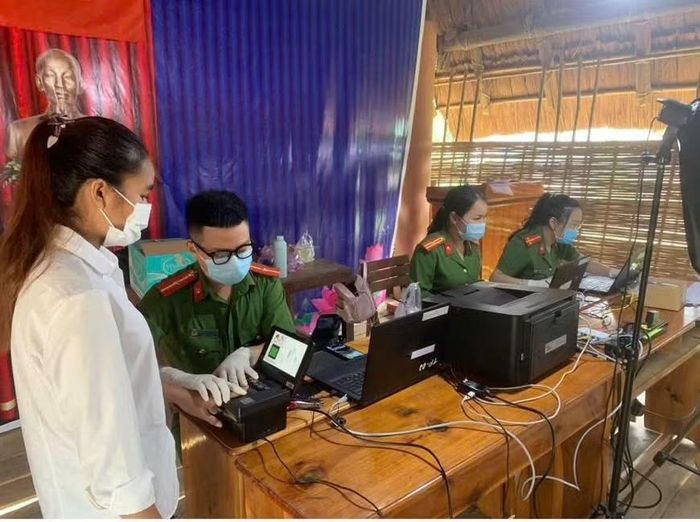 Trung tá Hứa Thị Tuyết Mai (thứ 2, từ trái qua) trong “Chiến dịch cao điểm "90 ngày đêm" làm căn cước.
