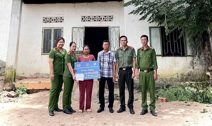 Trung tá Hứa Thị Tuyết Mai (thứ 2 từ trái qua) cùng CBCS đơn vị và đại diện chính quyền địa phương trao số tiền 10 triệu đồng cho một hộ gia đình có hoàn cảnh đặc biệt khó khăn.