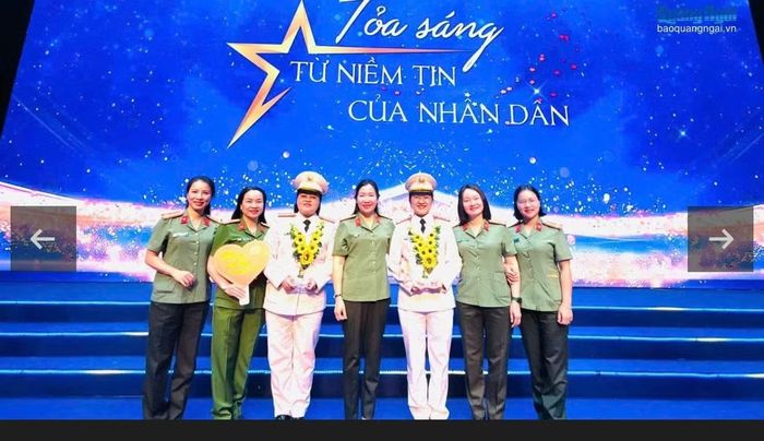 Trung tá Hứa Thị Tuyết Mai (ngoài cùng bên phải) cùng Đoàn đại biểu Công an tỉnh Quảng Ngãi tham dự Chương trình giao lưu nghệ thuật với chủ đề "Tỏa sáng niềm tin từ nhân dân".
