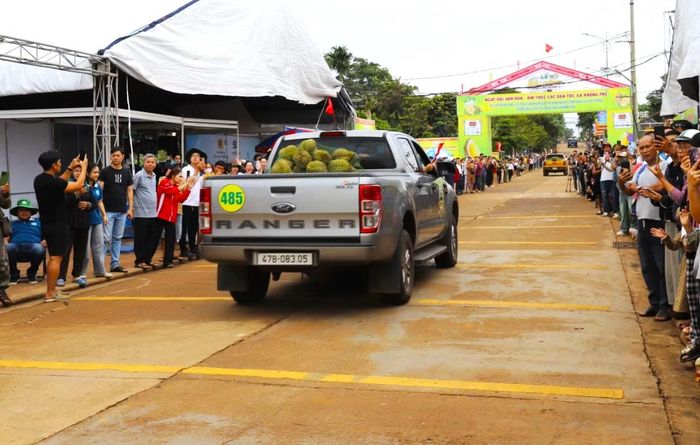 Sau nghi thức khai mạc, các đại biểu, đại sứ chương trình và đại diện đơn vị đồng hành cùng thực hiện nghi thức phát lệnh xuất phát. Trong tiếng vỗ tay cổ vũ của người dân, 47 xe bán tải lần lượt rời Quảng trường Tân An, mở đầu hành trình hướng về khu vực xác lập kỷ lục.