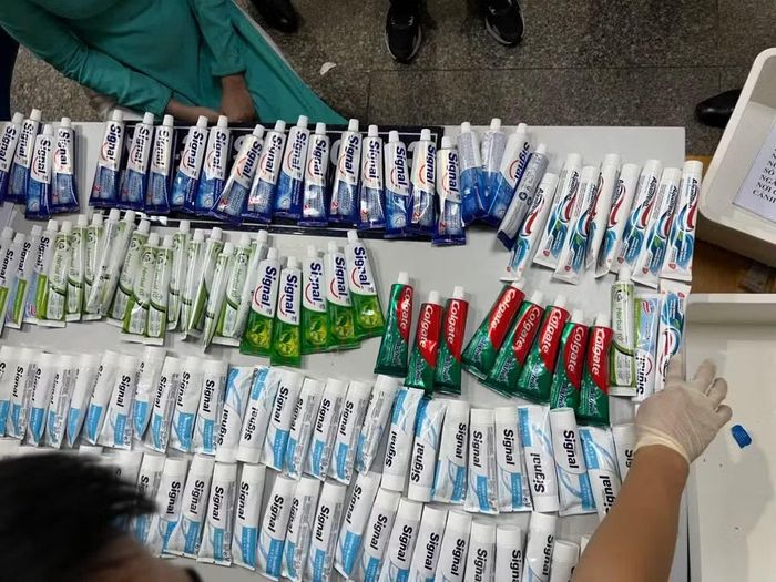 Những tuýp kem đánh răng do 4 tiếp viên hàng không xách về có chứa ma túy của Hà Danh Nậm.