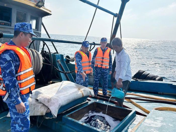 Lực lượng làm nhiệm vụ kiểm tra tàu chở dầu không có hóa đơn, chứng từ.