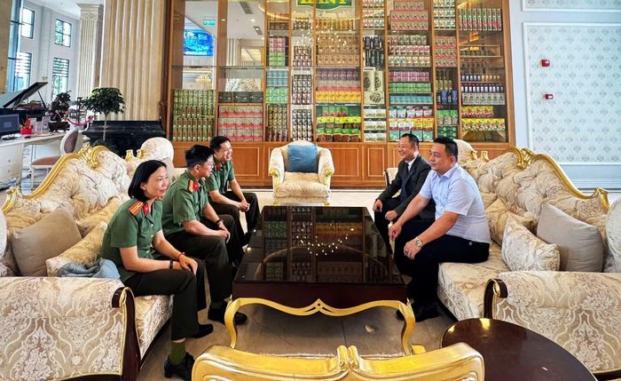 Phòng An ninh đối ngoại Công an tỉnh Lâm Đồng tiếp xúc với doanh nghiệp du lịch tuyên truyền chấp hành quy định của pháp luật về lưu trú.