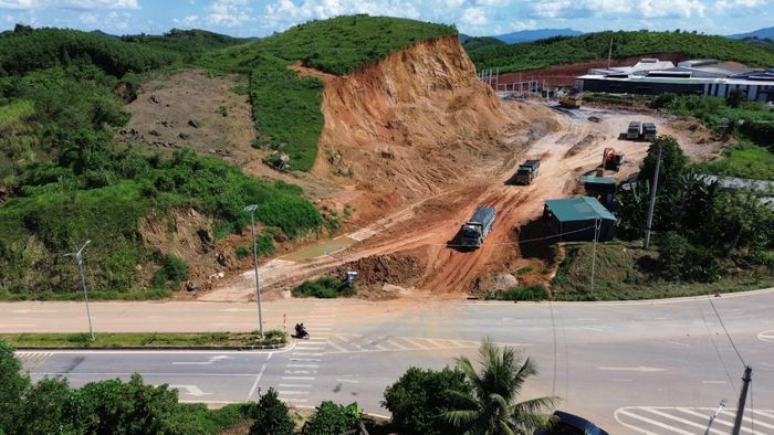 Thời điểm phóng viên ghi nhận, Công ty TNHH Triệu Thái Sơn chưa lắp đặt trạm cân tại điểm tận thu đất.