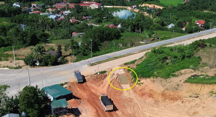 Sau khi "ăn" đầy đất, các xe tải né hố rửa bánh lốp, chạy thẳng ra tuyến đường số 4.