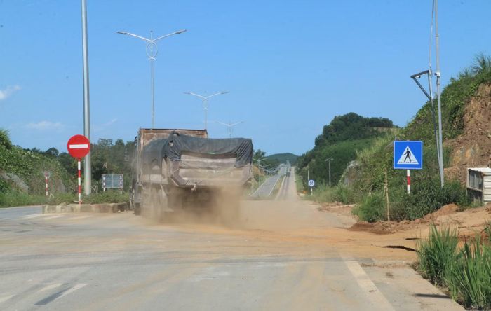 Bụi bẩn mù mịt trước lối ra vào điểm tận thu đất của Công ty TNHH Triệu Thái Sơn.