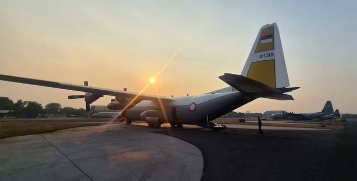 Máy bay vận chuyển 50.000 gói viện trợ của Tổng thống Indonesia Prabowo Subianto cho người dân bị ảnh hưởng bởi trận động đất ở Đông Nusa Tenggara. Ảnh: Văn phòng Tổng thống