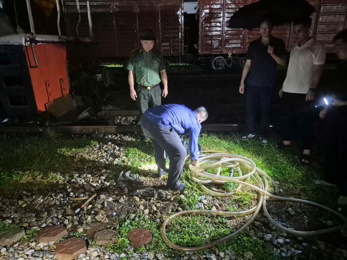 Cơ quan Công an bắt giữ Nguyễn Đình Kiên và các đối tượng trong lúc đang hút trộm hàng trăm lít dầu từ tàu D19E978 tại ga Vinh.