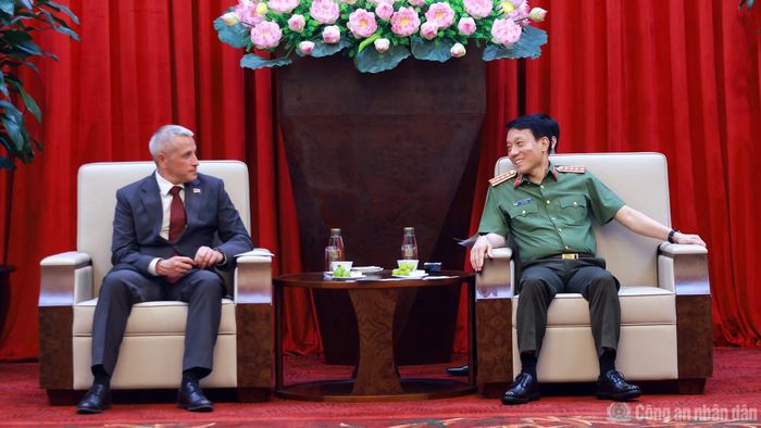 Bộ trưởng Lương Tam Quang chào mừng Đoàn con cán bộ, chiến sĩ Bộ Nội vụ Belarus sang thăm Việt Nam.