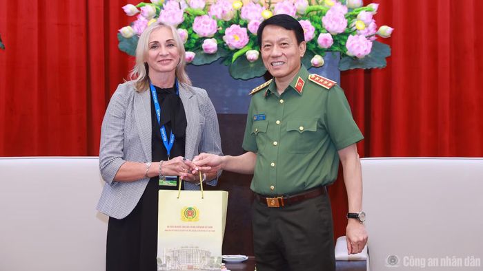 Bộ trưởng Lương Tam Quang tặng quà các thành viên trong đoàn.